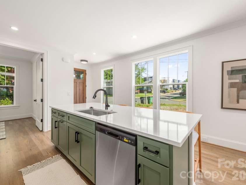 530 Campus Street, Charlotte, NC 28216.  MLS# CAR4395251, YatesRealty ID 36005. 532 Campus Kitchen Island