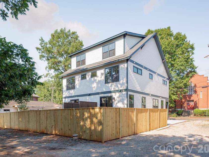 530 Campus Street, Charlotte, NC 28216.  MLS# CAR4395251, YatesRealty ID 36005. 