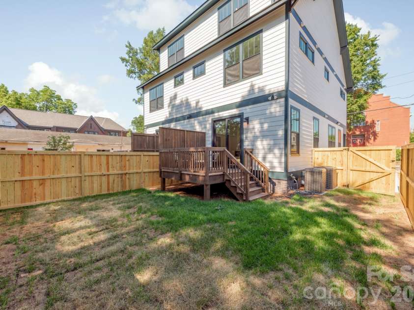 532 Campus Street, Charlotte, NC 28216.  MLS# CAR4395472, YatesRealty ID 36006. 