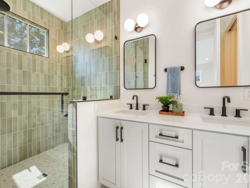 532 Campus Street, Charlotte, NC 28216.  MLS# CAR4395472, YatesRealty ID 36006. 