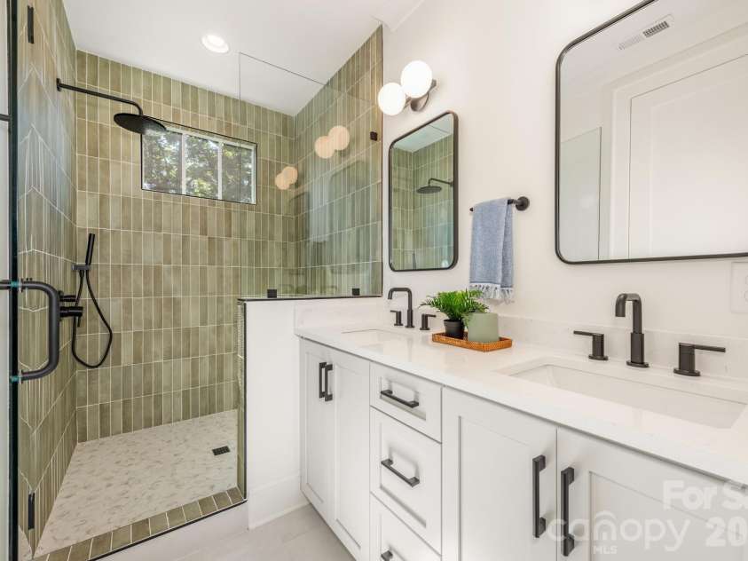 532 Campus Street, Charlotte, NC 28216.  MLS# CAR4395472, YatesRealty ID 36006. 