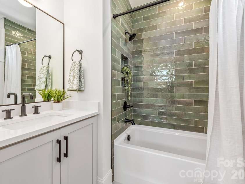 532 Campus Street, Charlotte, NC 28216.  MLS# CAR4395472, YatesRealty ID 36006. 