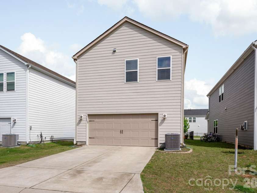 525 Windage Way, Pineville, NC 28134.  MLS# CAR4396366, YatesRealty ID 36007. 