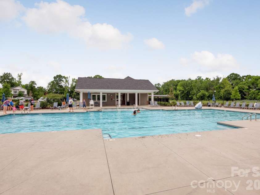 525 Windage Way, Pineville, NC 28134.  MLS# CAR4396366, YatesRealty ID 36007. 