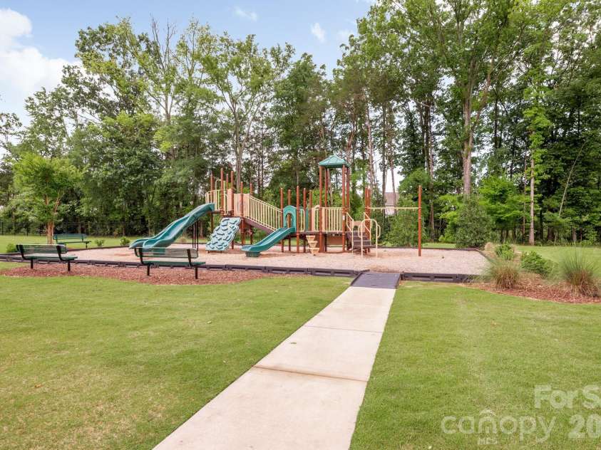 525 Windage Way, Pineville, NC 28134.  MLS# CAR4396366, YatesRealty ID 36007. 