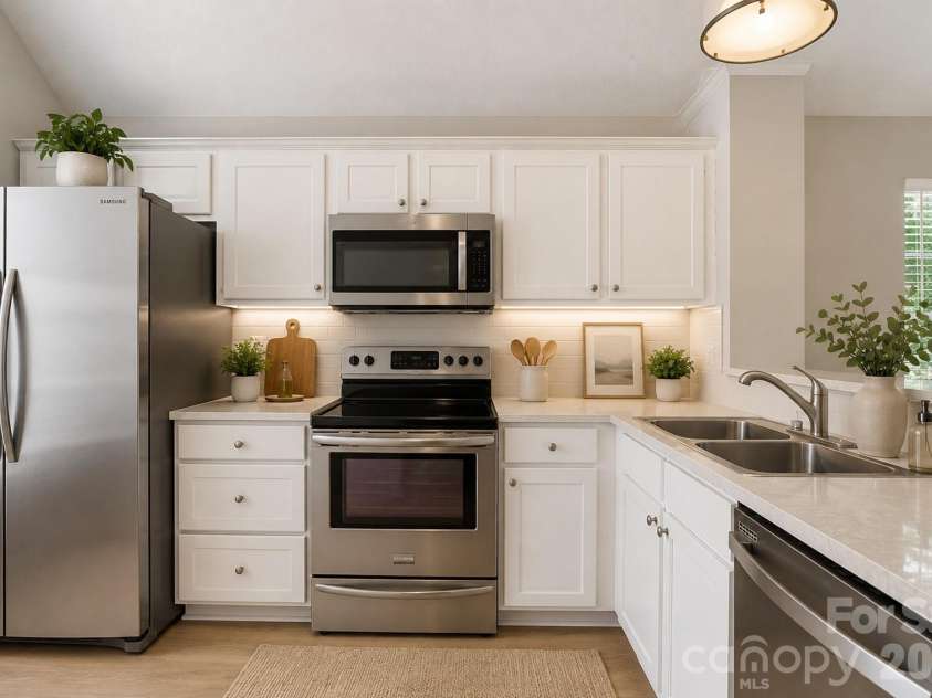 932 Heritage Parkway, Fort Mill, SC 29715.  MLS# CAR4401644, YatesRealty ID 36010. Bright Kitchen