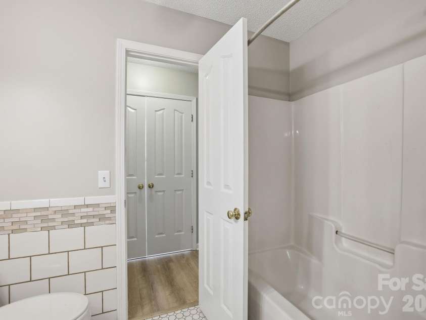 932 Heritage Parkway, Fort Mill, SC 29715.  MLS# CAR4401644, YatesRealty ID 36010. Large Master Bath