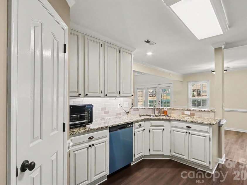 8618 Fox Chase Lane, Charlotte, NC 28269.  MLS# CAR4401358, YatesRealty ID 36012. 