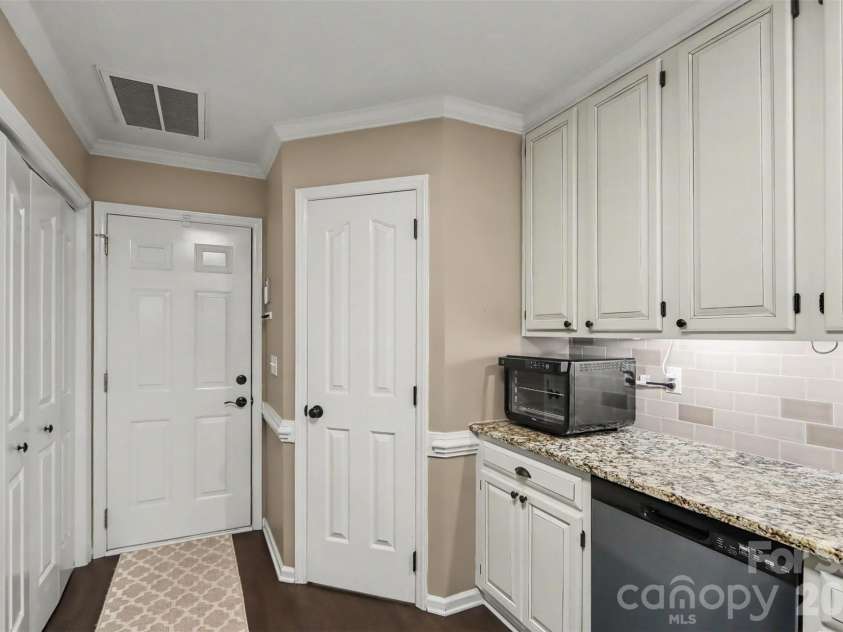 8618 Fox Chase Lane, Charlotte, NC 28269.  MLS# CAR4401358, YatesRealty ID 36012. 