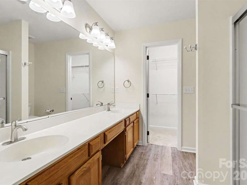 8618 Fox Chase Lane, Charlotte, NC 28269.  MLS# CAR4401358, YatesRealty ID 36012. 