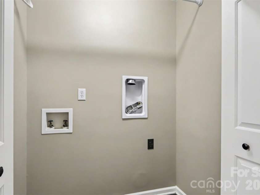 8618 Fox Chase Lane, Charlotte, NC 28269.  MLS# CAR4401358, YatesRealty ID 36012. 