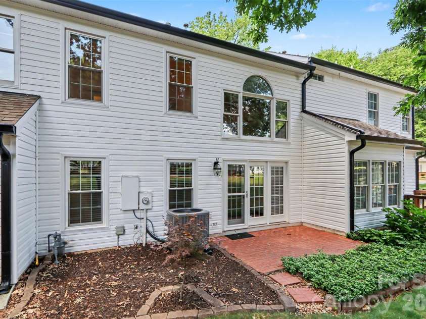 8618 Fox Chase Lane, Charlotte, NC 28269.  MLS# CAR4401358, YatesRealty ID 36012. 