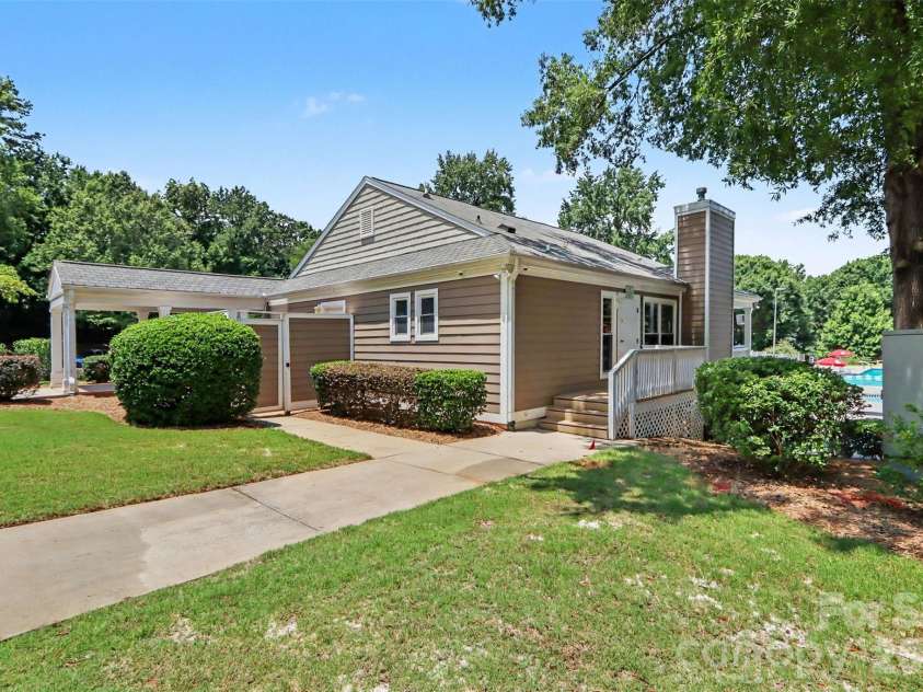8618 Fox Chase Lane, Charlotte, NC 28269.  MLS# CAR4401358, YatesRealty ID 36012. 