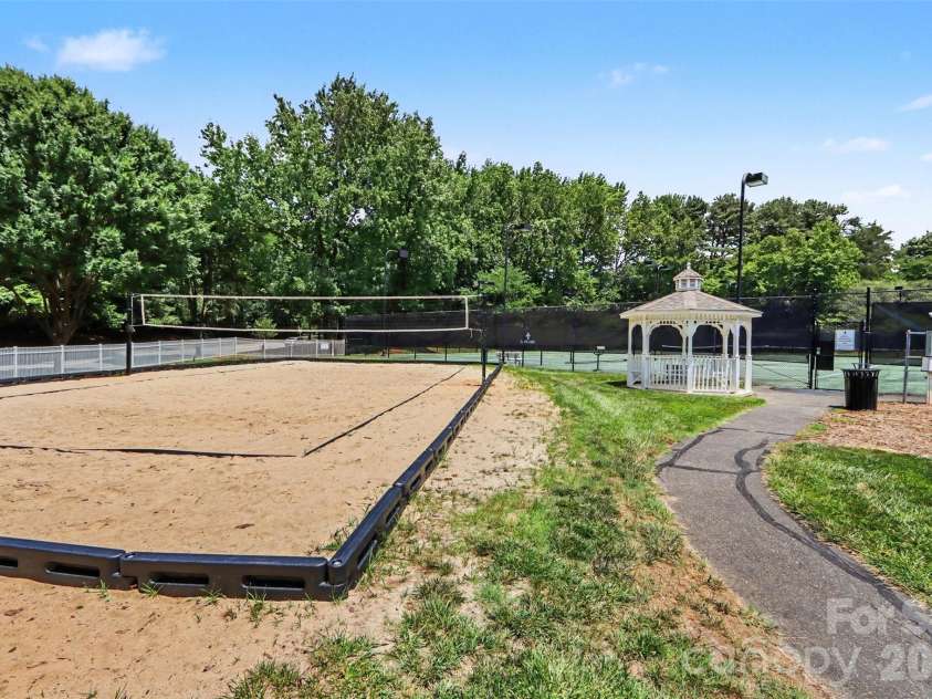 8618 Fox Chase Lane, Charlotte, NC 28269.  MLS# CAR4401358, YatesRealty ID 36012. 