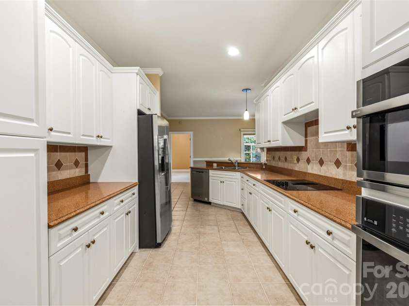 200 Teaberry Lane, Hendersonville, NC 28739.  MLS# CAR4399670, YatesRealty ID 36016. Kitchen