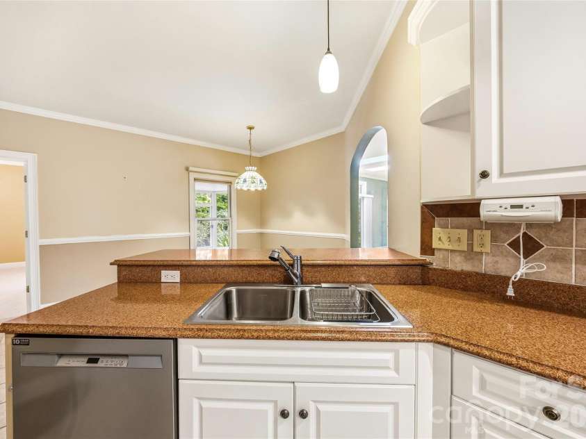 200 Teaberry Lane, Hendersonville, NC 28739.  MLS# CAR4399670, YatesRealty ID 36016. Kitchen & Breakfast Bar
