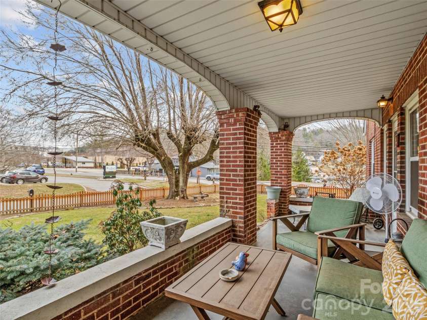 506 Main Street, Burnsville, NC 28714.  MLS# CAR4347161, YatesRealty ID 3602. 