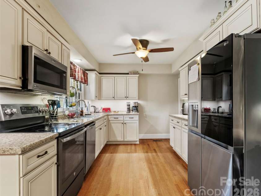 506 Main Street, Burnsville, NC 28714.  MLS# CAR4347161, YatesRealty ID 3602. 