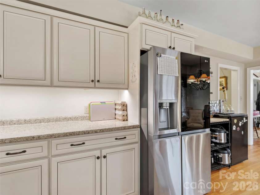 506 Main Street, Burnsville, NC 28714.  MLS# CAR4347161, YatesRealty ID 3602. 