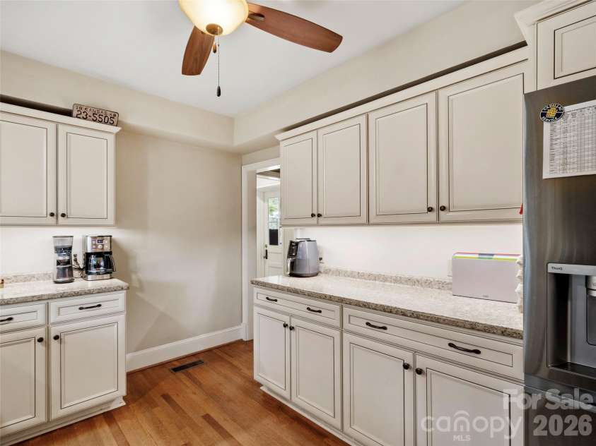 506 Main Street, Burnsville, NC 28714.  MLS# CAR4347161, YatesRealty ID 3602. 
