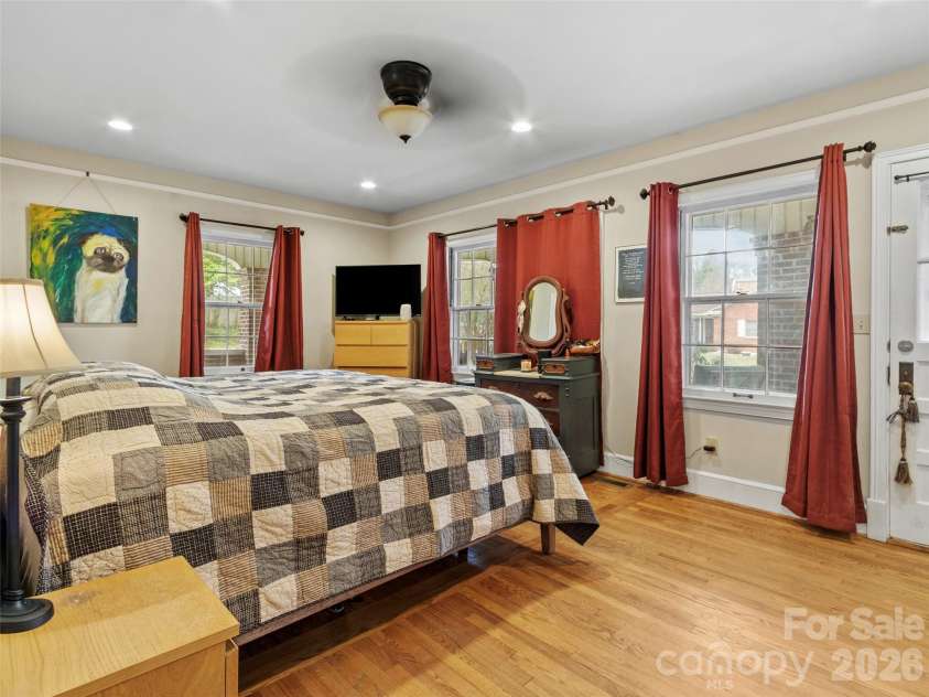 506 Main Street, Burnsville, NC 28714.  MLS# CAR4347161, YatesRealty ID 3602. 