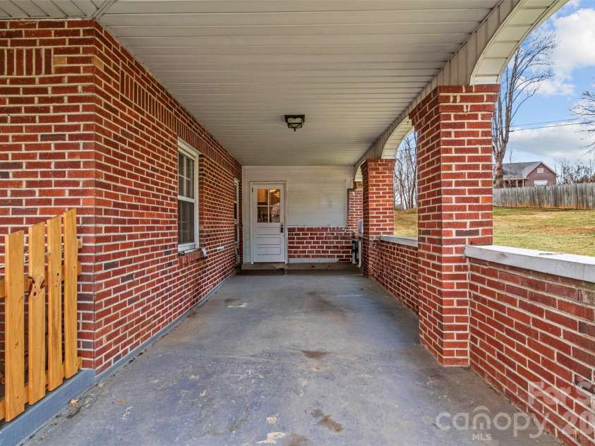 506 Main Street, Burnsville, NC 28714.  MLS# CAR4347161, YatesRealty ID 3602. 