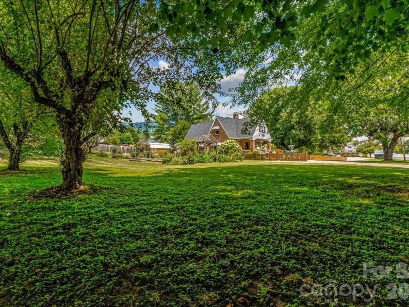 506 Main Street, Burnsville, NC 28714.  MLS# CAR4347161, YatesRealty ID 3602. 