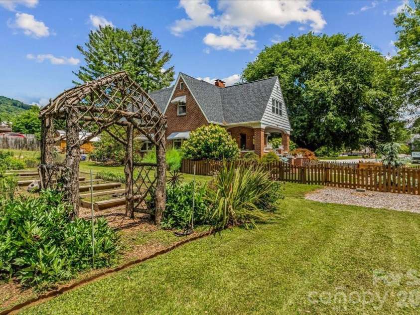 506 Main Street, Burnsville, NC 28714.  MLS# CAR4347161, YatesRealty ID 3602. 