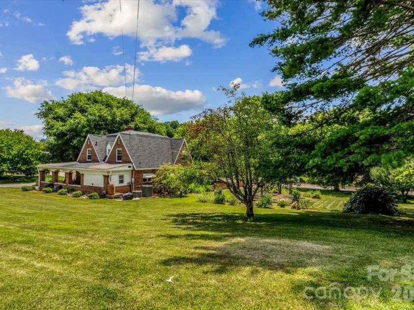 506 Main Street, Burnsville, NC 28714.  MLS# CAR4347161, YatesRealty ID 3602. 
