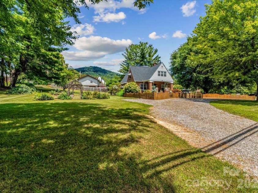 506 Main Street, Burnsville, NC 28714.  MLS# CAR4347161, YatesRealty ID 3602. 