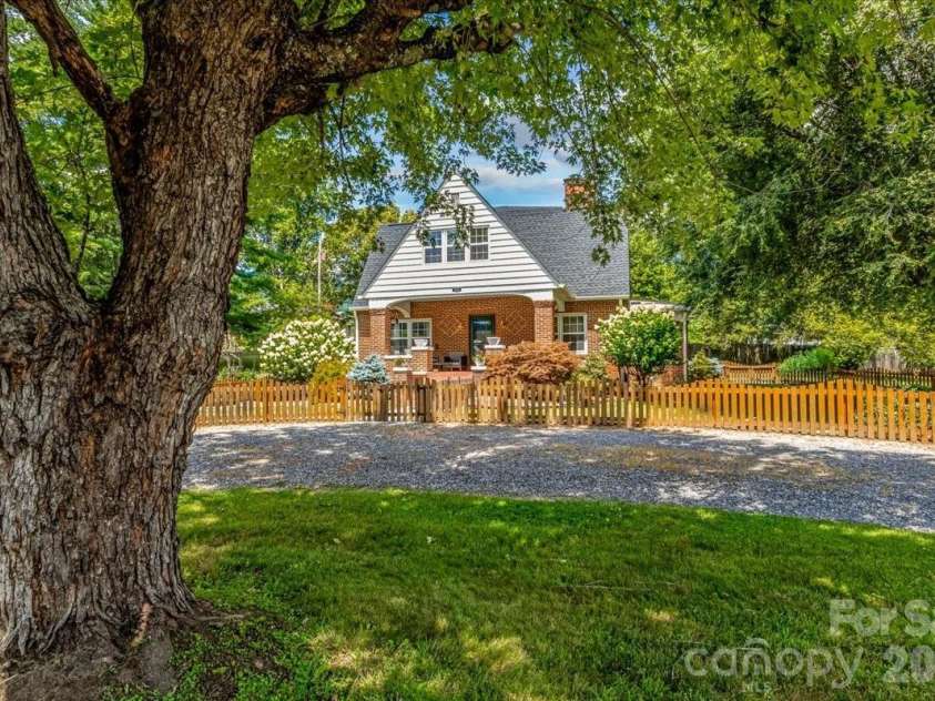 506 Main Street, Burnsville, NC 28714.  MLS# CAR4347161, YatesRealty ID 3602. 