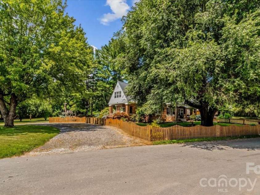 506 Main Street, Burnsville, NC 28714.  MLS# CAR4347161, YatesRealty ID 3602. 