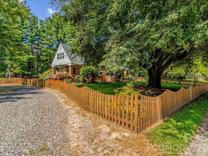 506 Main Street, Burnsville, NC 28714.  MLS# CAR4347161, YatesRealty ID 3602. 
