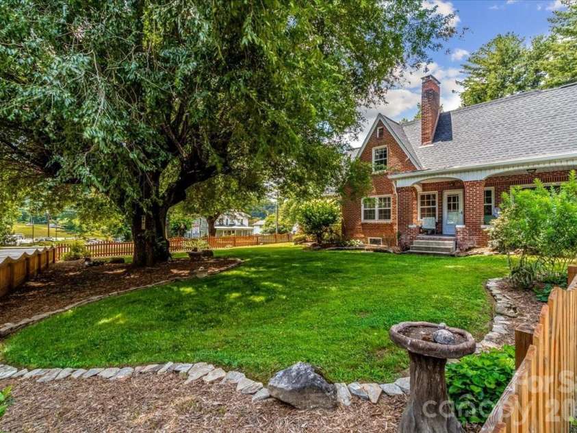 506 Main Street, Burnsville, NC 28714.  MLS# CAR4347161, YatesRealty ID 3602. 