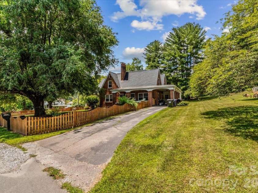 506 Main Street, Burnsville, NC 28714.  MLS# CAR4347161, YatesRealty ID 3602. 