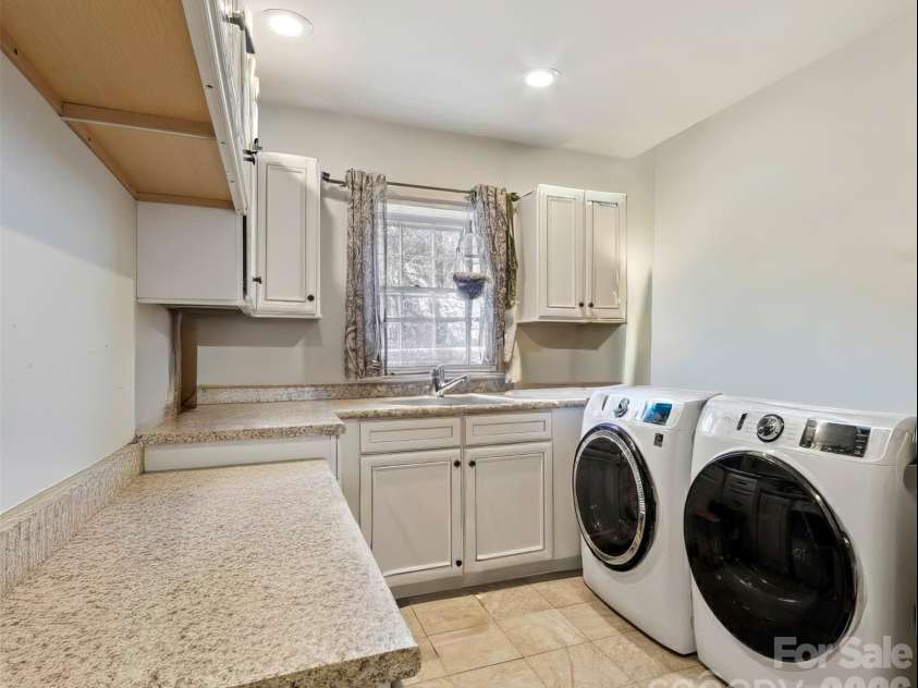 506 Main Street, Burnsville, NC 28714.  MLS# CAR4347161, YatesRealty ID 3602. Virtually Enhanced- Removed Personal Property