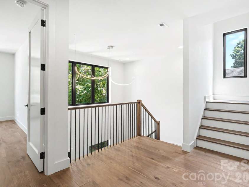 850 Belmont Avenue, Charlotte, NC 28205.  MLS# CAR4362751, YatesRealty ID 36021. Second Floor Landing