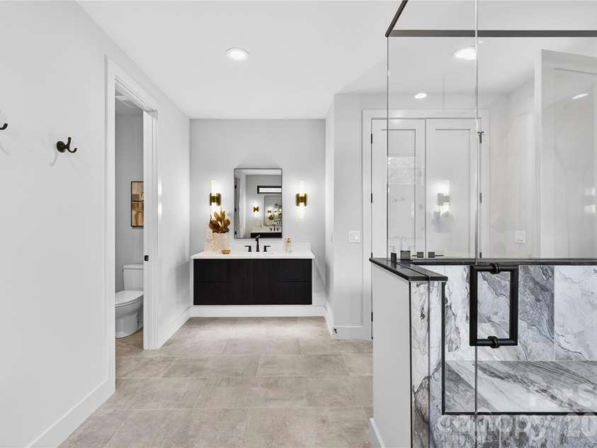 850 Belmont Avenue, Charlotte, NC 28205.  MLS# CAR4362751, YatesRealty ID 36021. Second Vanity Primary Bathroom