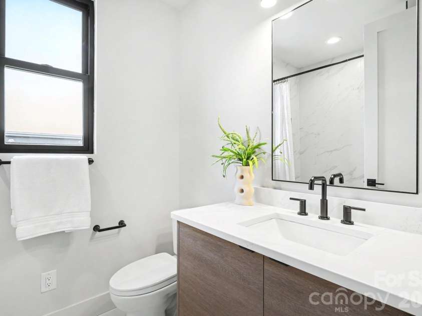 850 Belmont Avenue, Charlotte, NC 28205.  MLS# CAR4362751, YatesRealty ID 36021. Third floor full bathroom