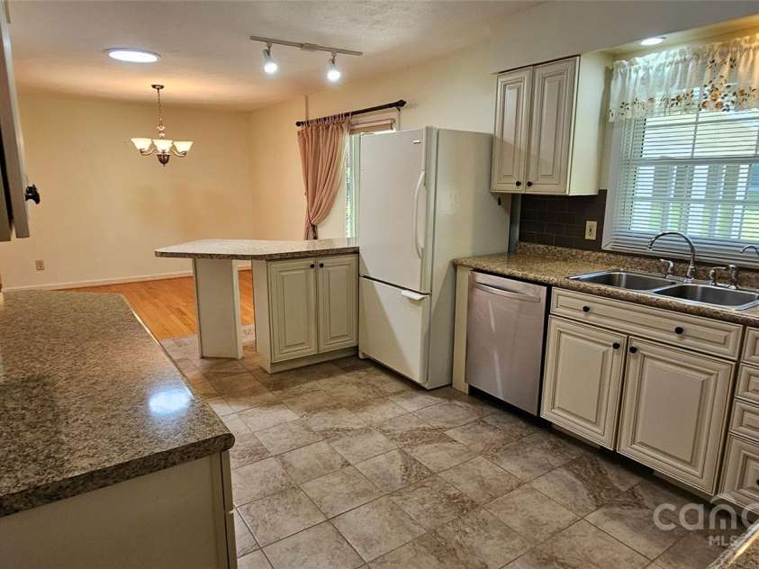 39 Ferncliff Drive, Asheville, NC 28805.  MLS# CAR4260876, YatesRealty ID 36022. Kitchen