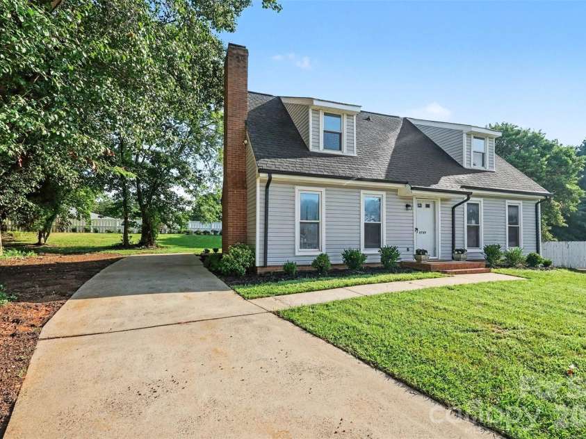 6739 Old Meadow Road, Charlotte, NC 28227.  MLS# CAR4401893, YatesRealty ID 36031. 