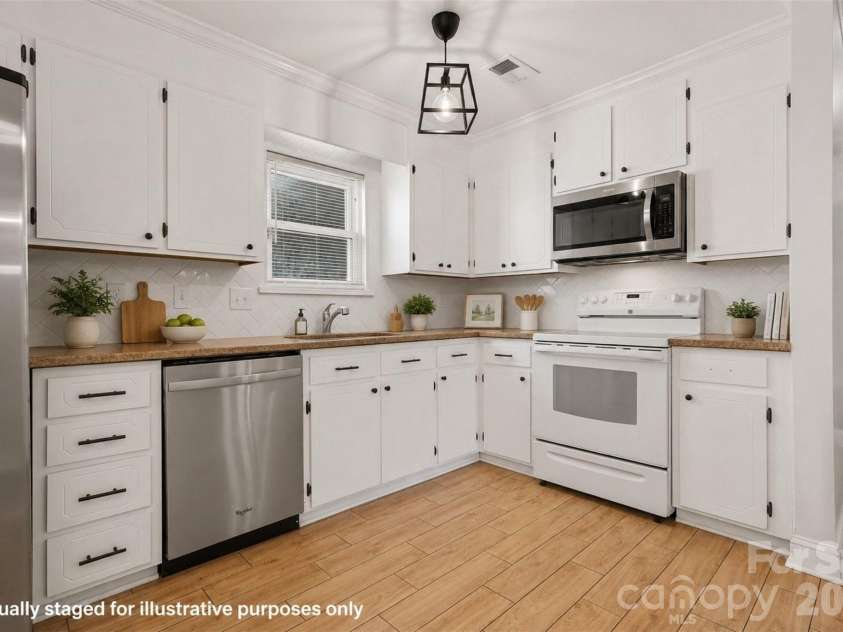 6739 Old Meadow Road, Charlotte, NC 28227.  MLS# CAR4401893, YatesRealty ID 36031. 