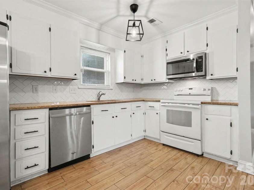 6739 Old Meadow Road, Charlotte, NC 28227.  MLS# CAR4401893, YatesRealty ID 36031. 