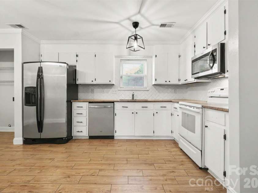 6739 Old Meadow Road, Charlotte, NC 28227.  MLS# CAR4401893, YatesRealty ID 36031. 