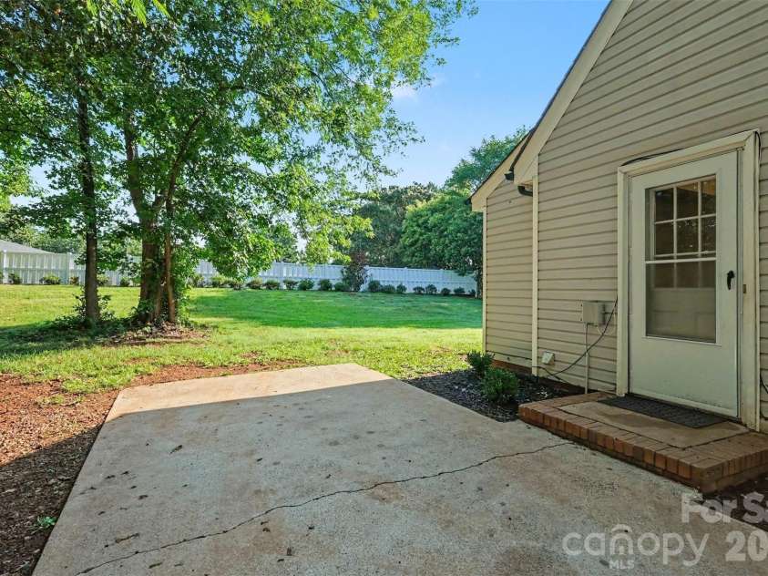 6739 Old Meadow Road, Charlotte, NC 28227.  MLS# CAR4401893, YatesRealty ID 36031. 