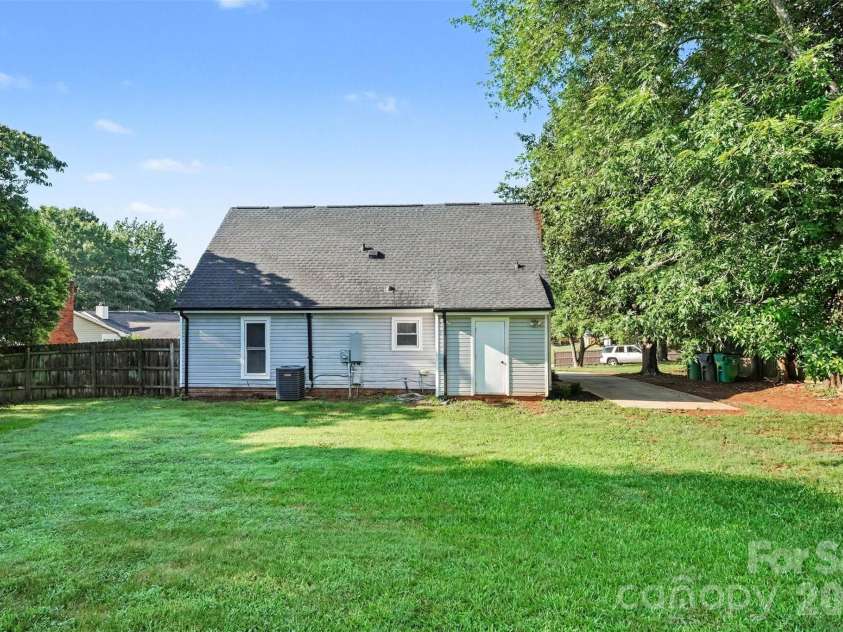 6739 Old Meadow Road, Charlotte, NC 28227.  MLS# CAR4401893, YatesRealty ID 36031. 