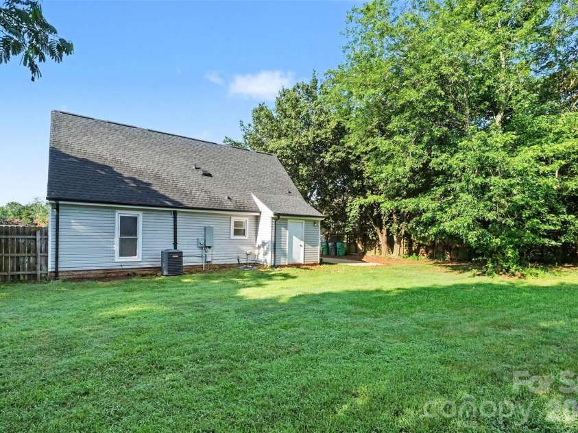 6739 Old Meadow Road, Charlotte, NC 28227.  MLS# CAR4401893, YatesRealty ID 36031. 