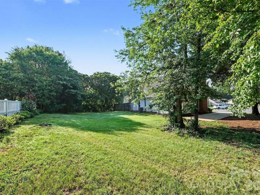 6739 Old Meadow Road, Charlotte, NC 28227.  MLS# CAR4401893, YatesRealty ID 36031. 