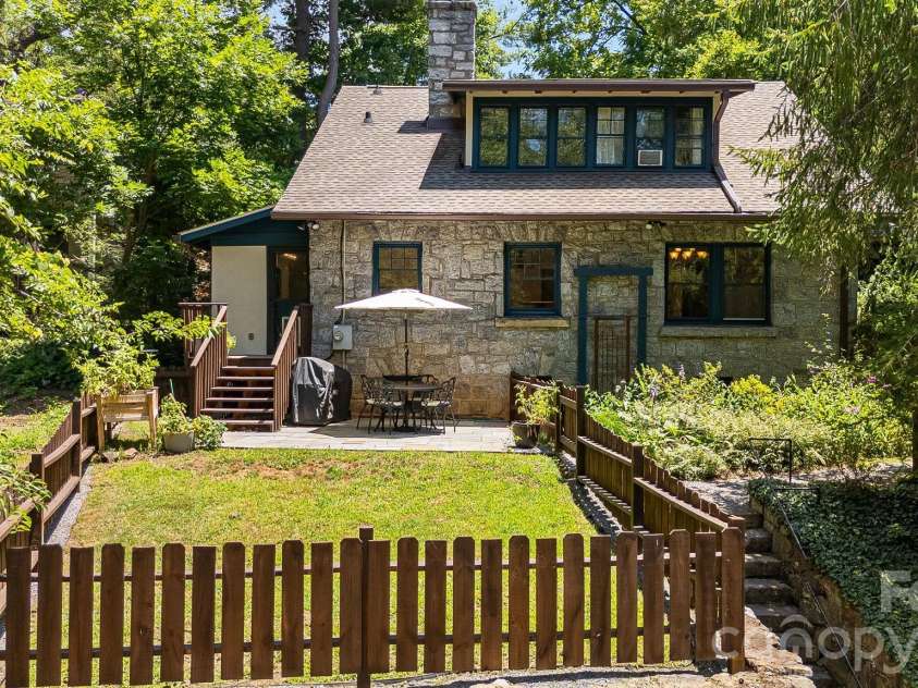 25 Saint Dunstans Circle, Asheville, NC 28803.  MLS# CAR4400820, YatesRealty ID 36032. 