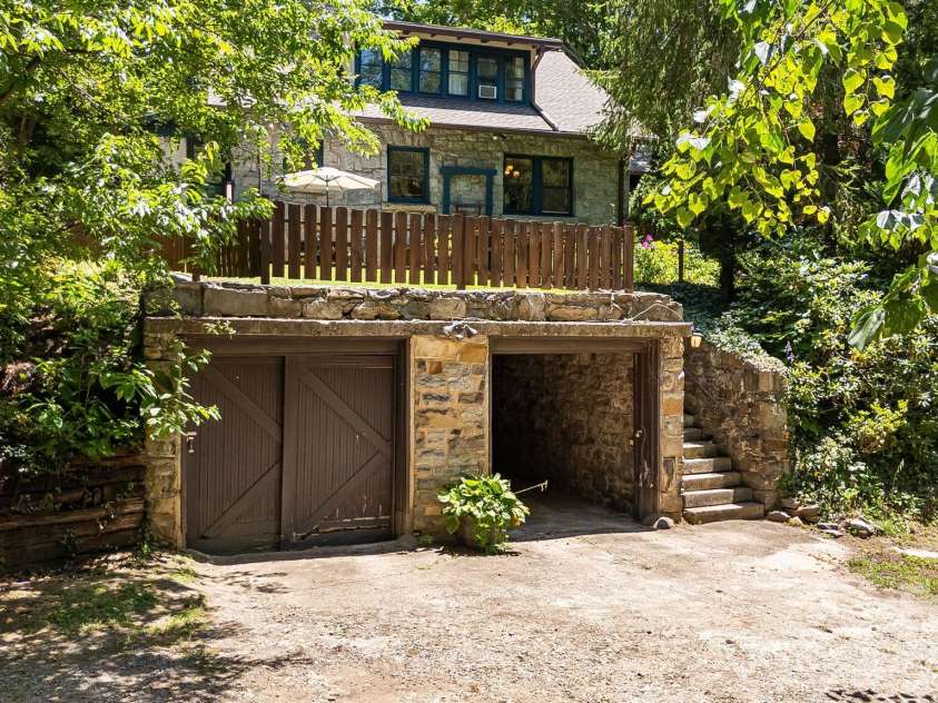 25 Saint Dunstans Circle, Asheville, NC 28803.  MLS# CAR4400820, YatesRealty ID 36032. 